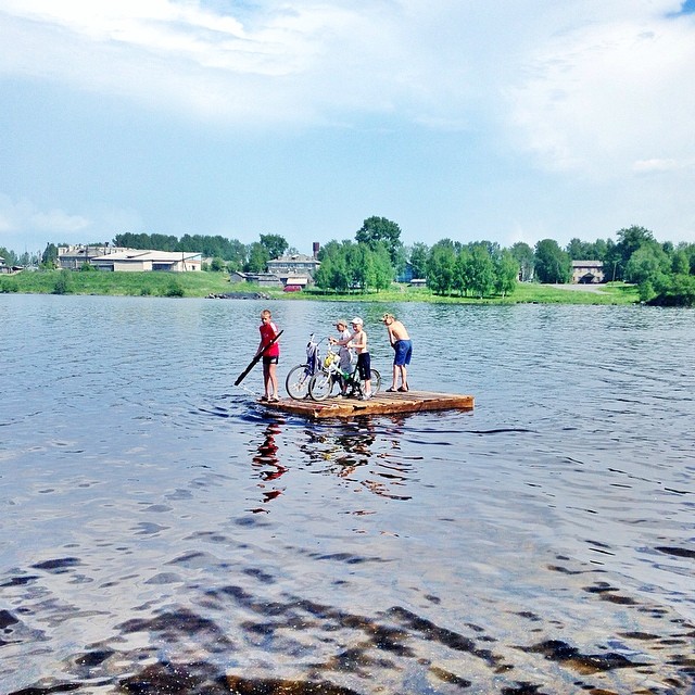  Lundi. Les enfants d'un village embarqués sur un radeau sur un lac près du cercle polaire. L'été en Russie est le moment idéal pour partir en voyage aux quatre coins du pays sans se soucier du froid comme en hiver.
