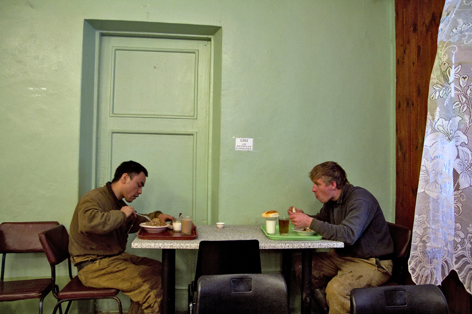 La mensa presso la cava di Berezovsky. Il pranzo da tre piatti potrebbe costare 100-150 rubli  ($2.5-4)