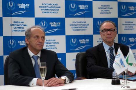 Diretor-geral da UOIR, Lev Beloussov (à esq.) e o presidente do COB, Carlos Arthur Nuzman (à dir.) Foto: olympicuniversity.ru