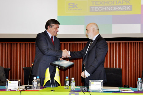 Assinatura de um acordo entre os presidentes da fundação, Viktor Vekselberg (à dir.), e da Roskosmos, Vladímir Popóvkin (à esq.) Foto: Press photo