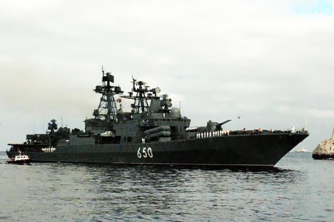 Navio de guerra  “Almirante Tchabanienko”  liderará  a transição para o mar Mediterrâneo. Foto: TASS