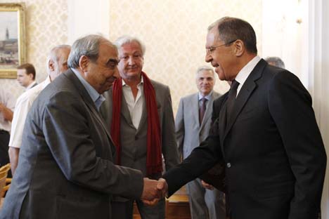 O chanceler  da Rússia, Sergei Lavrov (à dir.) aperta a mão com proeminente ativista de oposição sírio Michel Kilo (à esq.) antes de uma reunião com membros da delegação representando a oposição síria na sede da chancelaria em Moscou Foto: Reuters