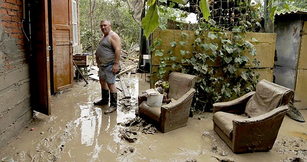 Bairro alagado na região de Krasnodar, onde enchentes causaram um estrago estimado em 1 bilhão de rublos Foto: AFP