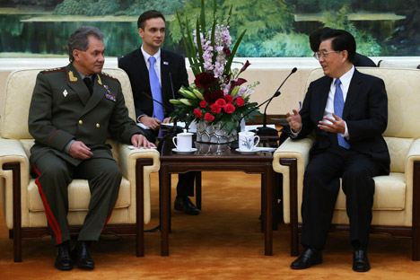 O ministro da Defesa russo, Serguêi Choigu (à esq.) e vice-presidente da Comissão Militar Central da China Xu Qiliang (à dir.).  Foto: Reuters Vostock