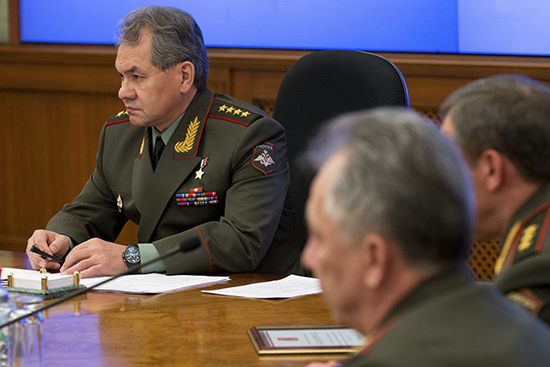 Ministro da Defesa russo, Serguêi Choigu (dir.), ficou encarregado de conversações e assinatura de acordo