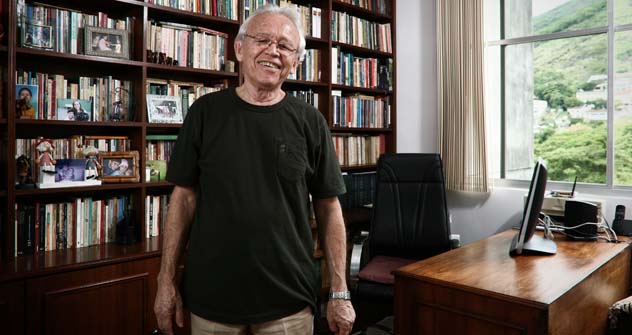 Condecorado com Medalha Púchkin, tradutor Paulo Bezerra trabalha em seu apartamento, no Rio de Janeiro. Foto: Marcio Nunes