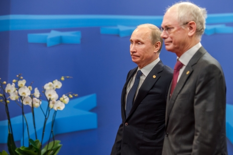 O presidente russo, Vladímir Pútin (à esq.) e presidente do Conselho Europeu, Herman Van Rompuy, durante a cúpula Rússia-UE. Fonte: APFoto: AP