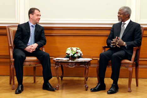 Dmítri Medvedev (à esq.) e  Kofi Annan (à dir.) Foto: AP