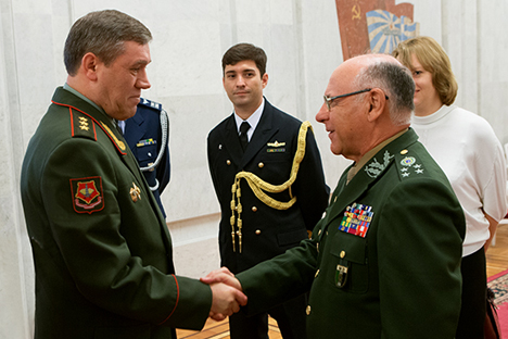Chefes dos Estados-Maiores da Rússia (à esq.) e do Brasil (à dir.). Foto: mil.ru