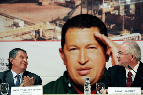 Igor Sechin (à esq.), presidente da petrolífera russa Rosneft, aplaude o ministro venezuelano de Energia e Petróleo, Rafael Ramirez. Foto: AP