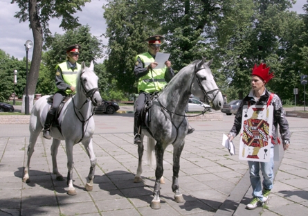 Patrulhas a cavalo detêm cerca de 15 mil infratores anualmente em Moscou Foto: Kommersant