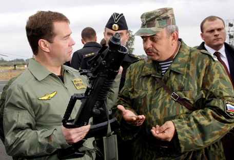 Primeiro-ministro russo Dmítri Medvedev conferiu pessoalmente as características básicas da metralhadora anfíbia Foto: AP