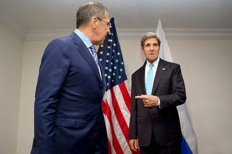 Serguêi Lavrov (esq.) e John Kerry (dir.) Foto: AP