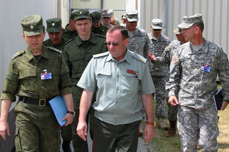 Vladímir Popov (centro), vice-comandante das Forças Terrestres da Rússia, observou os exercícios conjuntos em Auerbach Foto: U.S. Army Europe/flickr.com