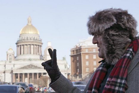 Ator e escritor Stephen Fry em frente à Catedral de São Isaac, em São Petersburgo Foto: RIA Nóvosti