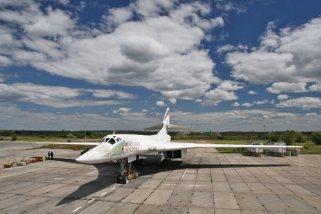 Tu-160 é capaz de romper a Defesa Antiaérea inimiga tanto a baixas altitudes a uma velocidade subsônica quanto em altitudes elevadas a uma velocidade duas vezes superior à do som Foto: ITAR-TASS.