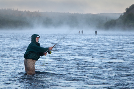 É possível pescar nos rios e lagos da Rússia durante o ano todo Foto: Lori / Legion Media