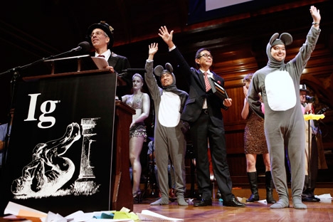 Este ano, o prêmio Ig Nobel foi concedido a um prupo de cientistas do Japão e da China Foto: AP