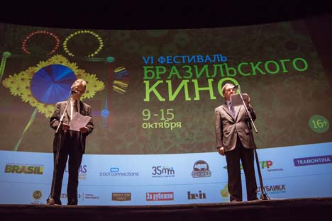 O embaixador brasileiro na Rússia, Fernando Barreto (dir.), fez um discurso na abertura do festival de cinema brasileiro em Moscou Foto: Anton Gontcharenko / Geometria.ru