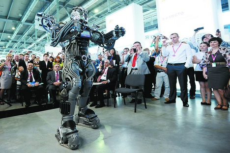 Um robô em ação durante feira tecnológica Innoprom 2013, na Rússia central Foto: RIA Nóvosti