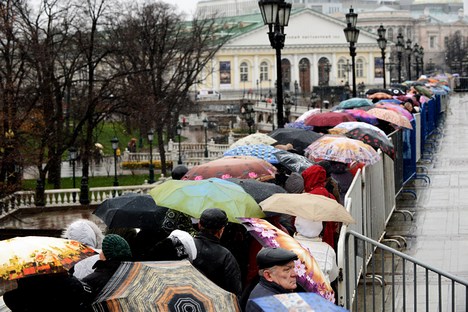 Visitantes enfrentam fila imensa e chuva para ver de perto raridades da exposição sobre os Romanov Foto: AFP/East News