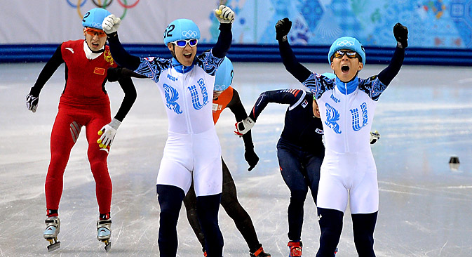 Equipe russa de patinação de velocidade em pista curta levou o ouro e a prata pela primeira vez na história das Olimpíadas de Inverno Foto: Vladímir Pesnia