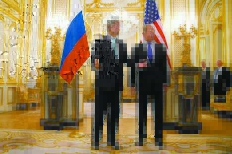 Importância da questão ucraniana é tanta que Kerry (esq.) desviou rota de voo para encontrar Lavrov (dir.) e discuti-la Foto: AP