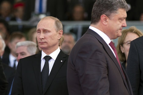 Durante o encontro, Pútin (esq.) e o presidente ucraniano recém-eleito, Petrô Porochenko, reuniram-se pela primeira vez Foto: RIA Nóvosti