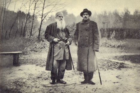 Lev Tolstói (esq.) e Maksim Górki (dir.) Foto: Press Photo