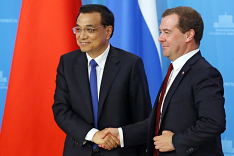 Primeiro-ministro da China Li Keqiang (esq.) e primeiro-ministro russo Dmítri Medvedev Foto: AP
