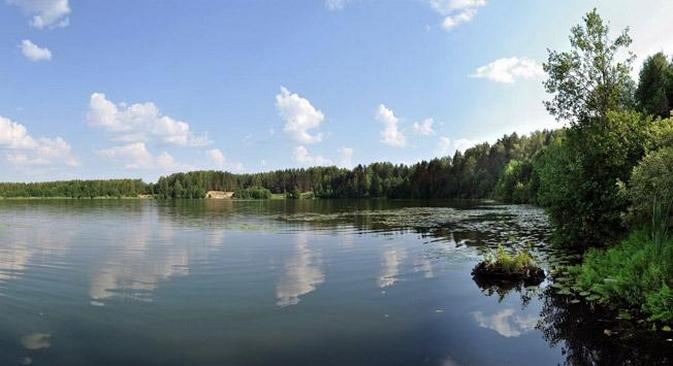 Segundo os moradores locais, as águas do lago Svetloiár têm poderes de cura Foto: Lori / Legion Media