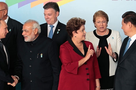 Presidente Dilma Rousseff entre líderes internacionais antes da reunião do G20 na Austrália, em 2014 Foto: AP
