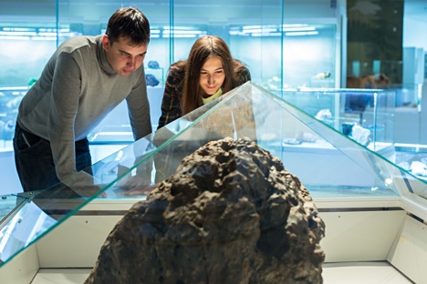 Um dos fragmentos do meteorito de Tcheliábinsk pode ser observado no Museu Geológico Vernadski, em Moscou Foto: Gleb Lúnin/TASS