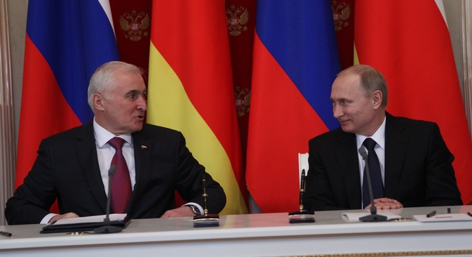 O acordo foi assinado em Moscou nesta quarta-feira (18) entre o presidente russo Vladímir Pútin e seu homólogo osseta, Leonid Tibilov Foto: Konstantin Zavrájin/RG