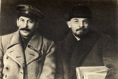 Vladímir Lênin (à dir.) e seu eventual sucessor Iossef Stálin, em março de 1919 Foto: wikicommons