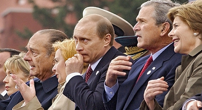 Nos 60 anos da Vitória, em 2005, Pútin recebeu o presidente francês Chirac e o americano Bush (dir.) no evento.  Foto: divulgação