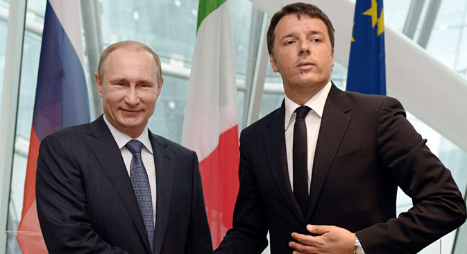 Pútin (à esq.) e premiê italiano Matteo Renzi ao término da coletiva de imprensa na Expo 2015, em Milão Foto: TASS