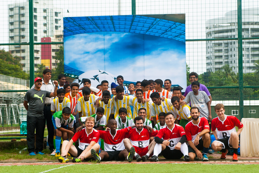Crianças indianas e representantes dos Brics se enfrentaram em torneio em Mumbai