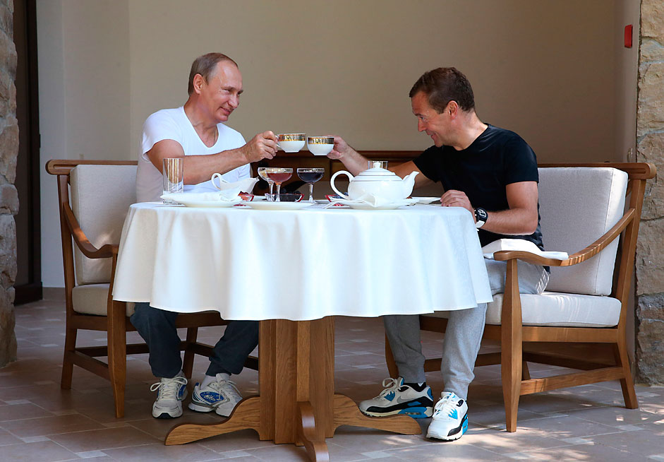 Medvedev (à dir.) já substituiu Pútin em cúpulas internacionais anteriormente