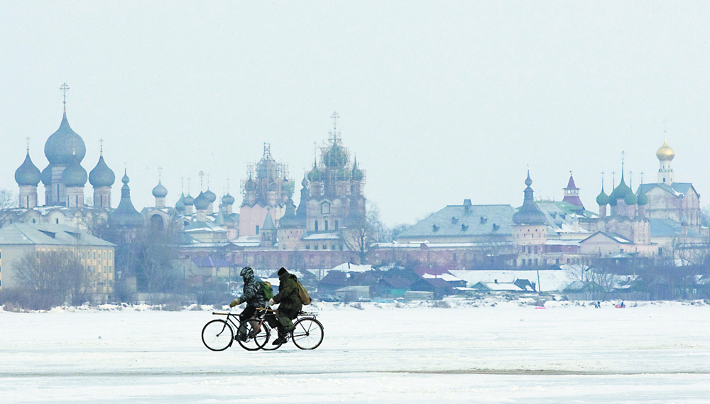 Alguns russos já vão trabalhardiariamente de bicicleta,mesmo no inverno.