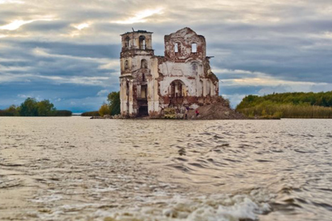 Igreja ortodoxa foi único elemento que restou de cidade inundada