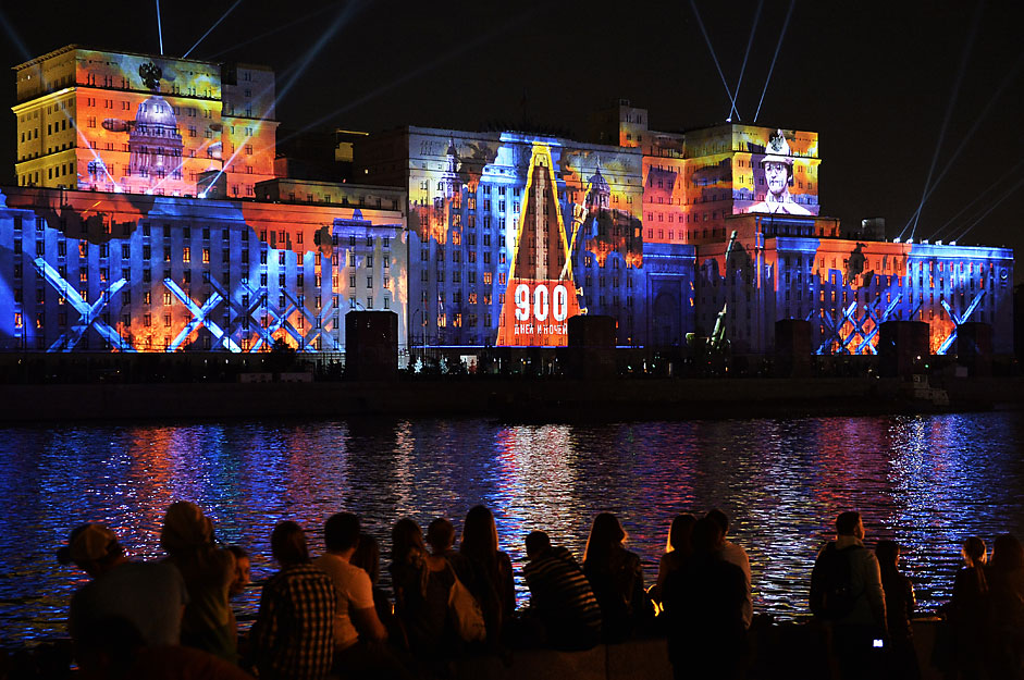 Das Moskauer Lichtfest "Ring des Lichts" wurde am Samstag in Moskau eröffnet. Ein Schiff fährt durch die Stadt und projektiert Bilder auf die Gebäude am Ufer der Moskwa.