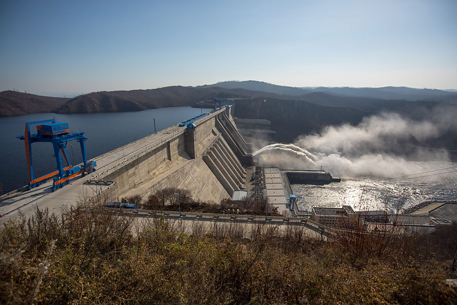 Браната на хидроелектраната „Бурејскаја“ на реката Буреа во Амурската област.