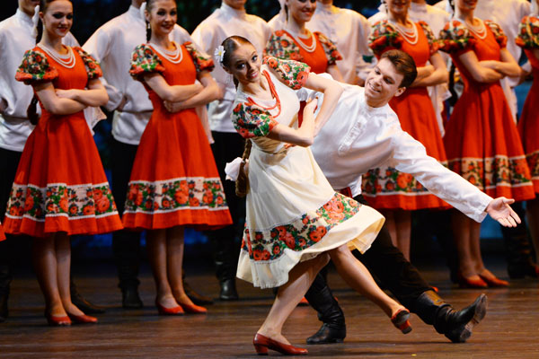 Membros da companhia de Moiseiev durante apresentação no Teatro Bolshoi, em Moscou