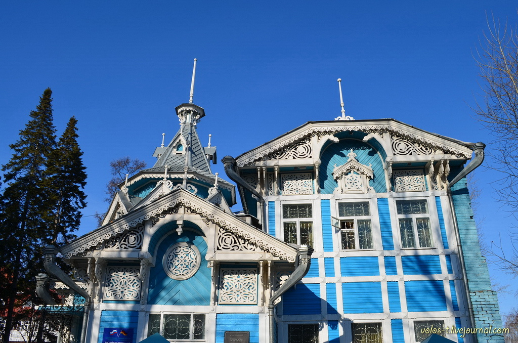 Um dos mais surpreendentes monumentos de madeira de Tomsk é a chamada “Casa com pavilhão”, construída em 1910 para o famoso comerciante Gueórgui Golovanov.