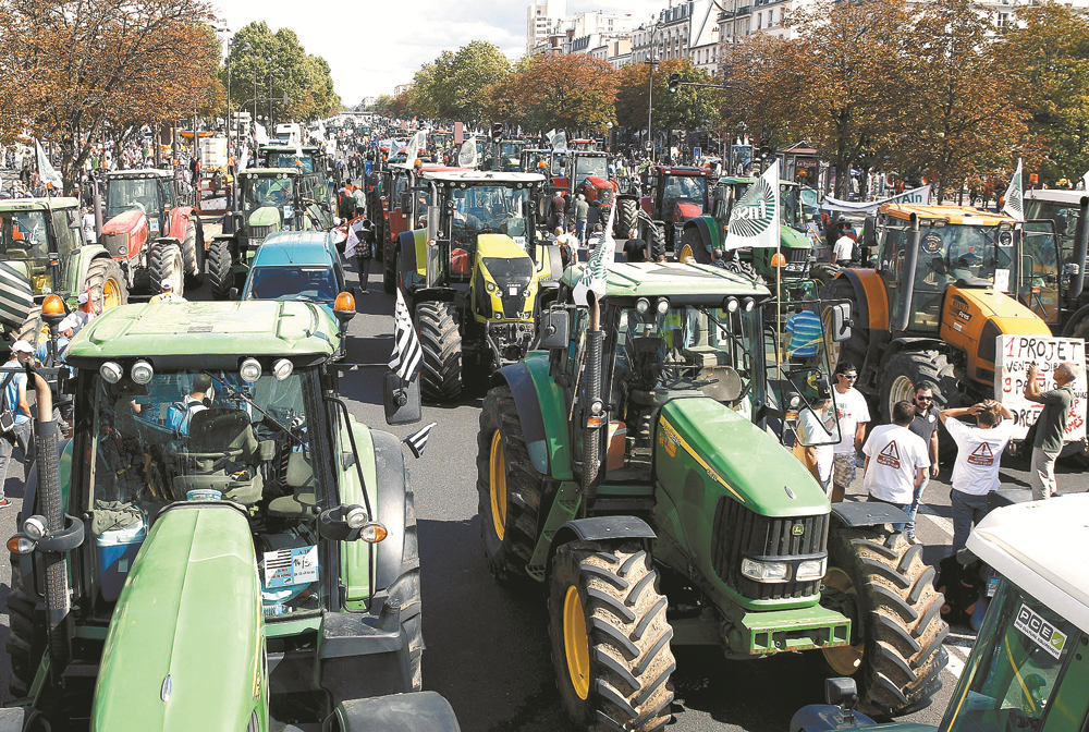 Produtores rurais franceses levam suas reclamações e 1.500 tratores às ruas de Paris.