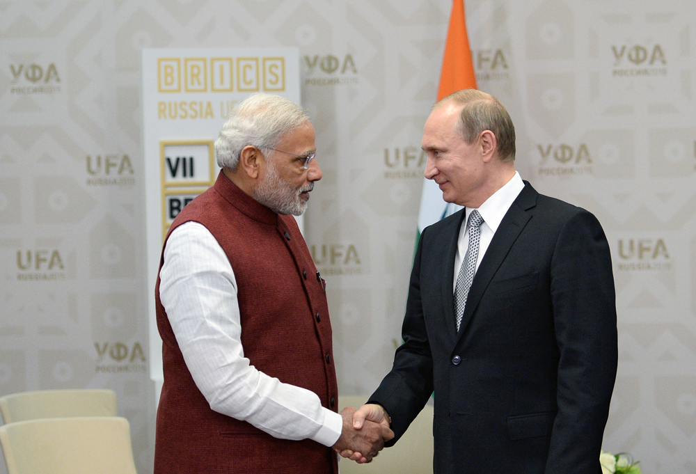 Primeiro-ministro indiano Narendra Modi (esq.) e presidente russo Vladímir Pútin em reunião na Cúpula dos Brics em Ufá, em 2015