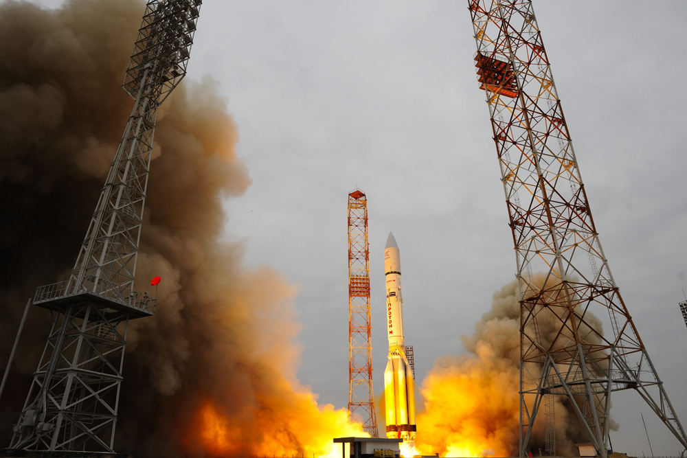 Il lancio del razzo Proton-M dal cosmodromo di Bajkonur