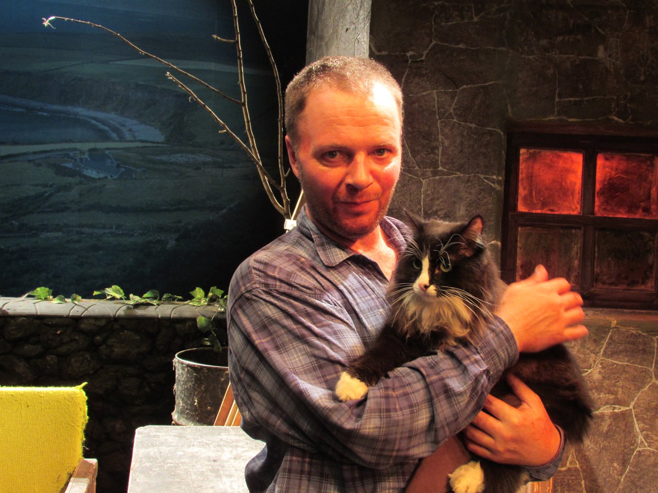 O ator Vladímir Ilin, que interpreta o tenente, com o gato Semion.