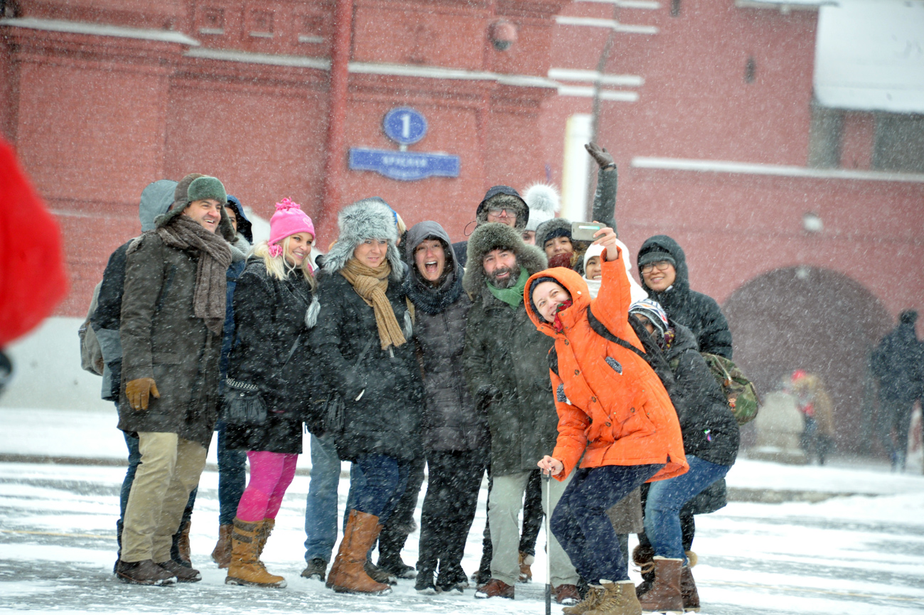Turistas tiram selfie na Praça Vermelha em meio a nevasca